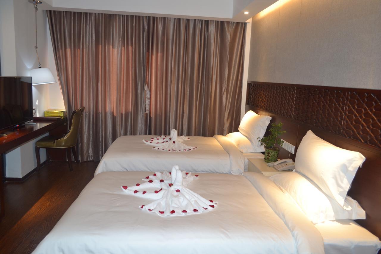 Royal Holiday Hotel Yangon Esterno foto