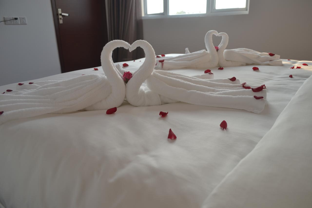 Royal Holiday Hotel Yangon Esterno foto