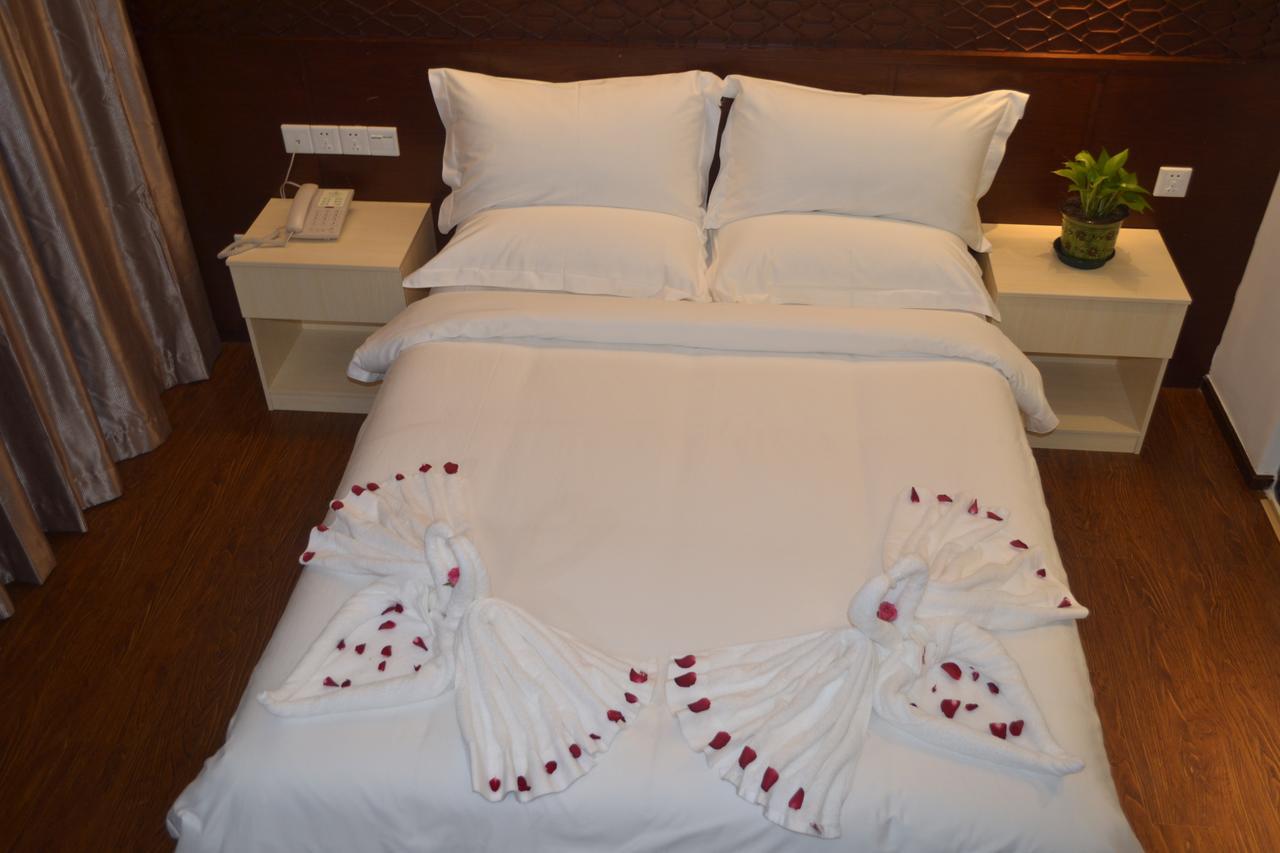 Royal Holiday Hotel Yangon Esterno foto