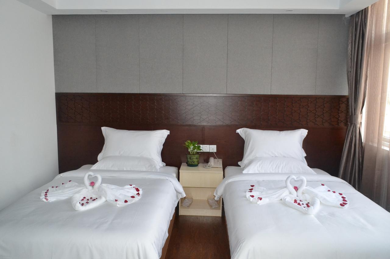 Royal Holiday Hotel Yangon Esterno foto