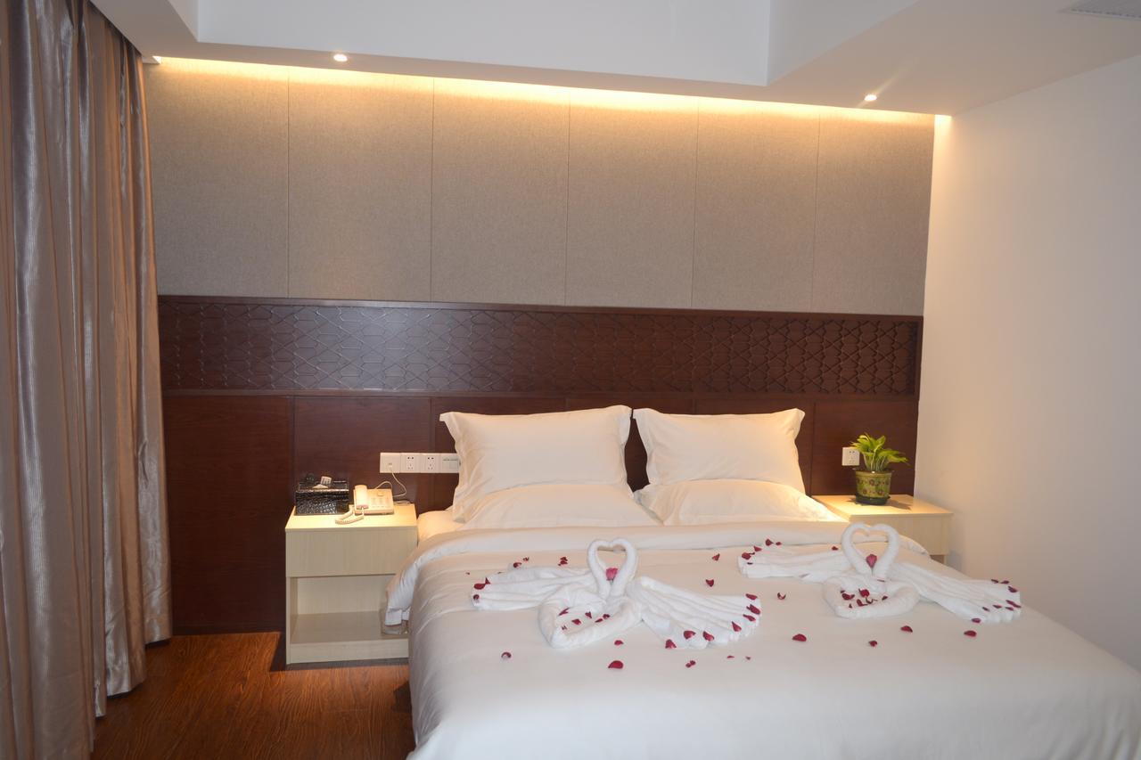 Royal Holiday Hotel Yangon Esterno foto