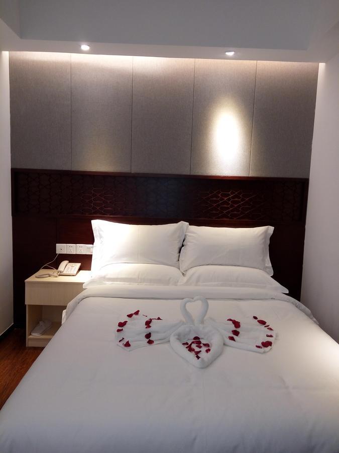 Royal Holiday Hotel Yangon Esterno foto