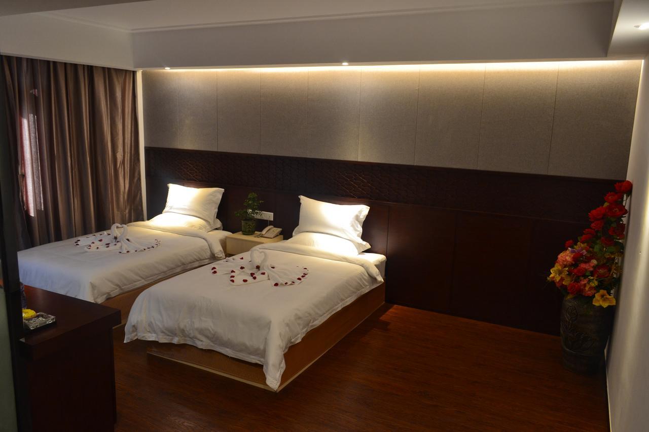 Royal Holiday Hotel Yangon Esterno foto