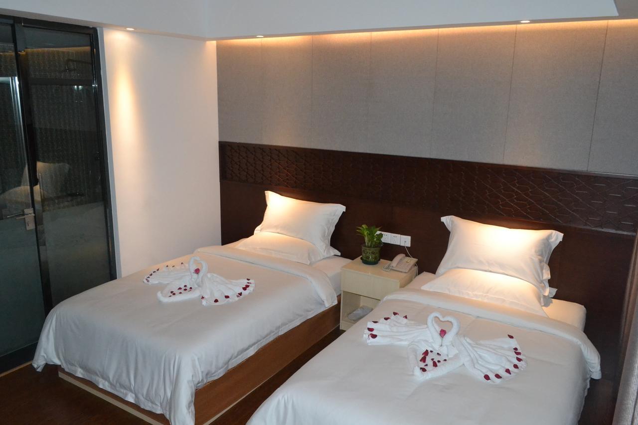 Royal Holiday Hotel Yangon Esterno foto