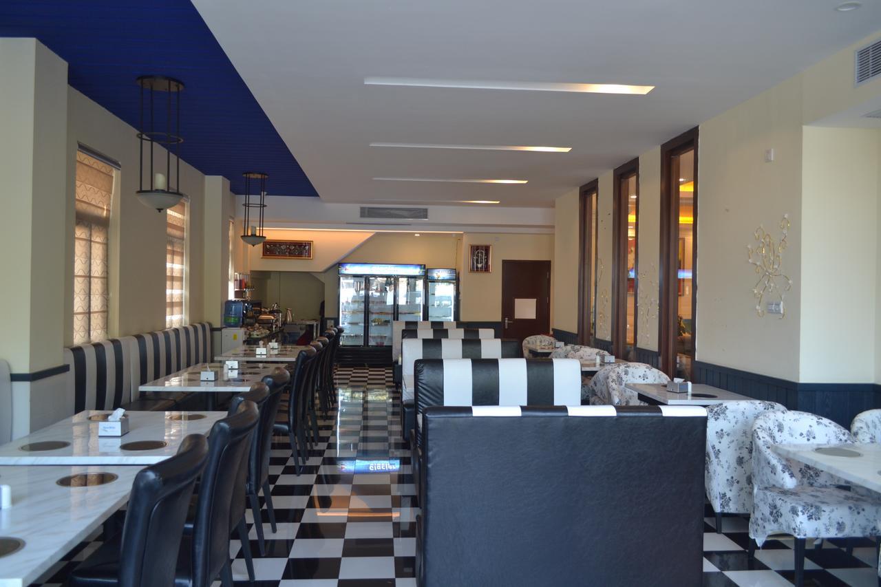 Royal Holiday Hotel Yangon Esterno foto