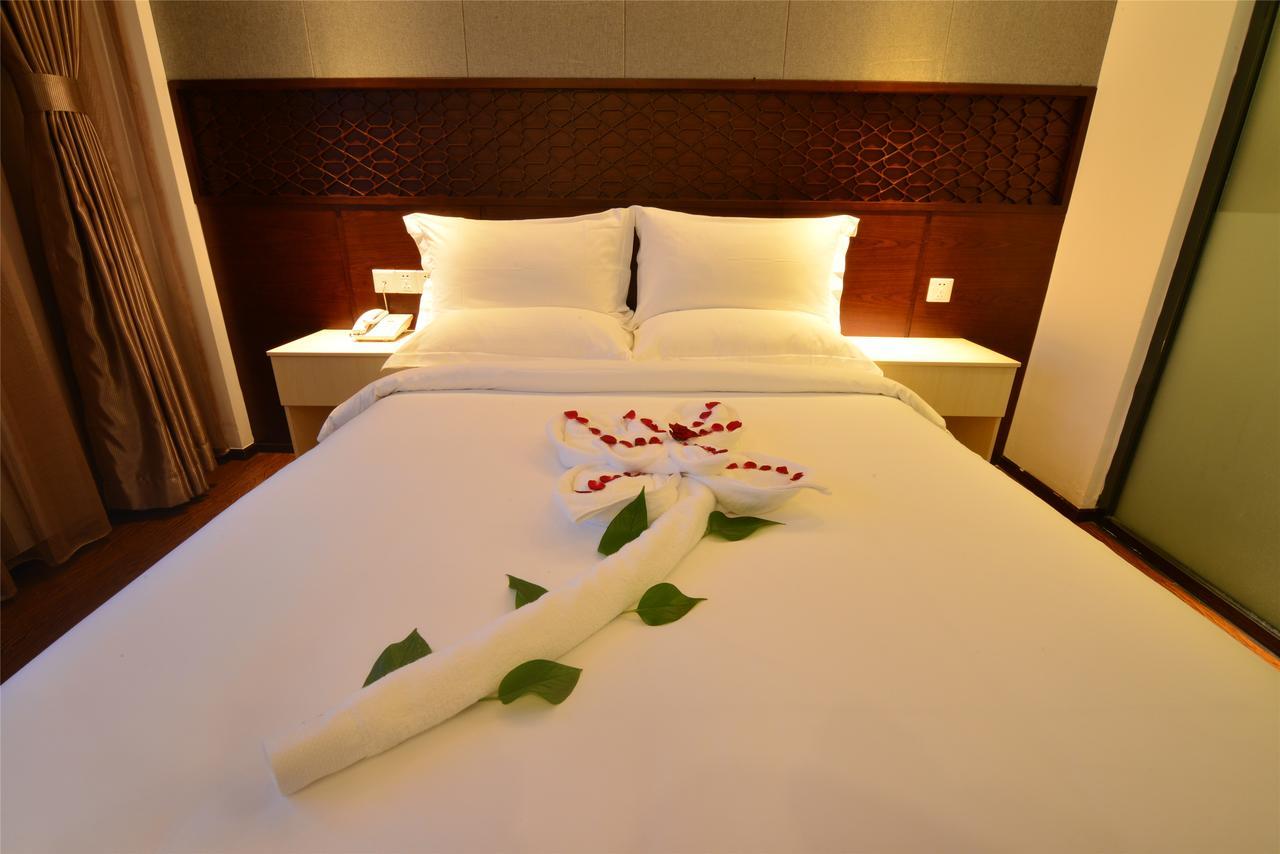 Royal Holiday Hotel Yangon Esterno foto