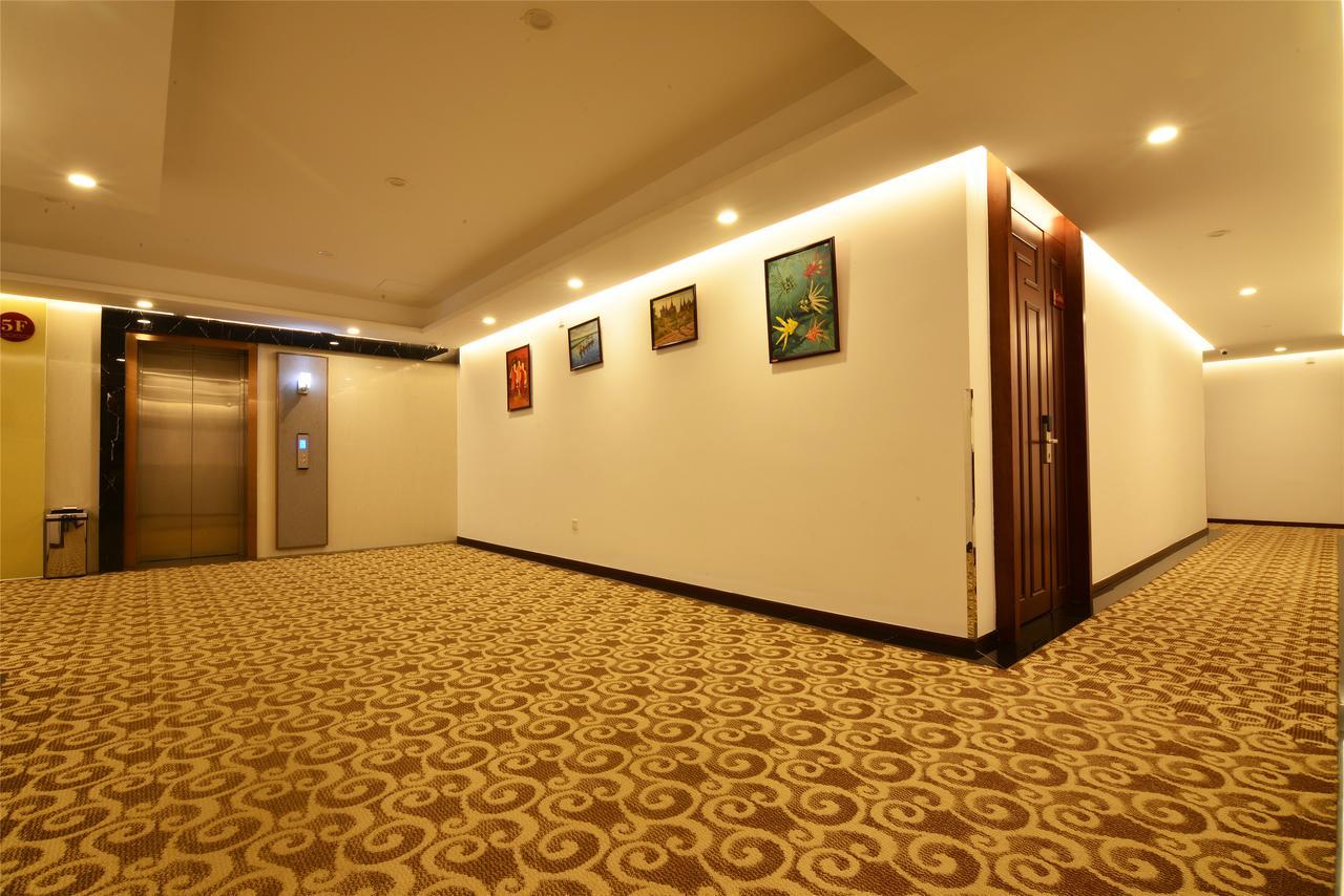 Royal Holiday Hotel Yangon Esterno foto