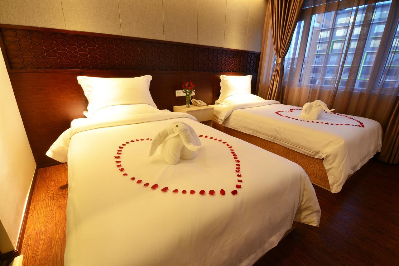 Royal Holiday Hotel Yangon Esterno foto