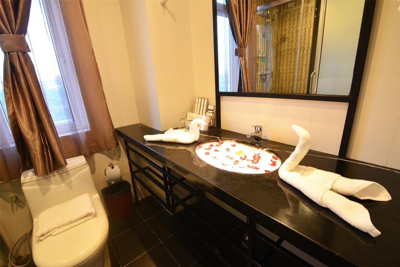 Royal Holiday Hotel Yangon Esterno foto