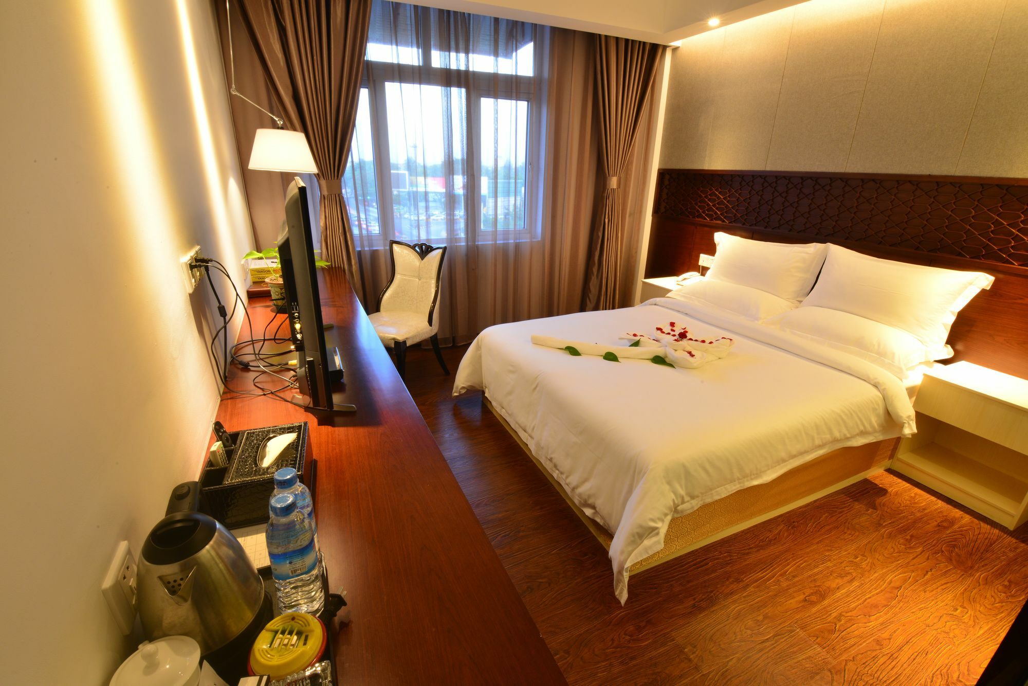 Royal Holiday Hotel Yangon Esterno foto